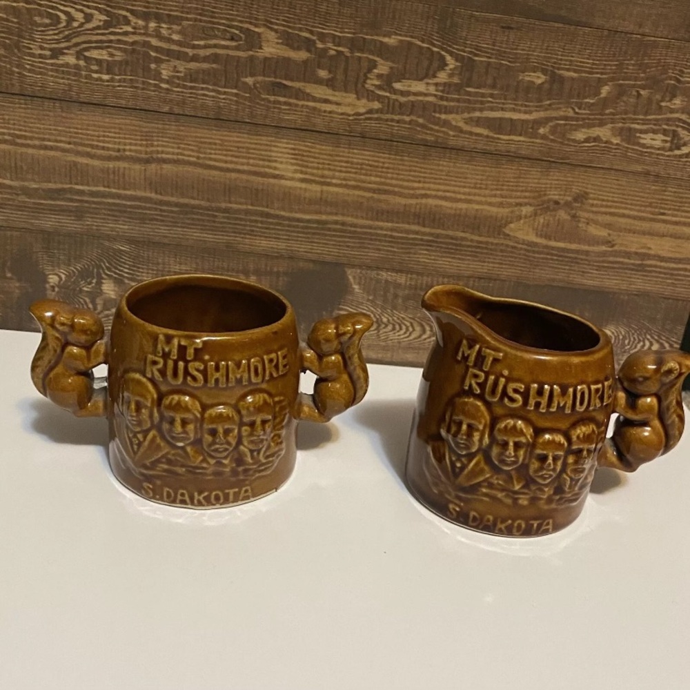 Unbranded Vtg S Dakota Mt Rushmore Squirrel Sugar Bowl And Creamer Souvenir Set